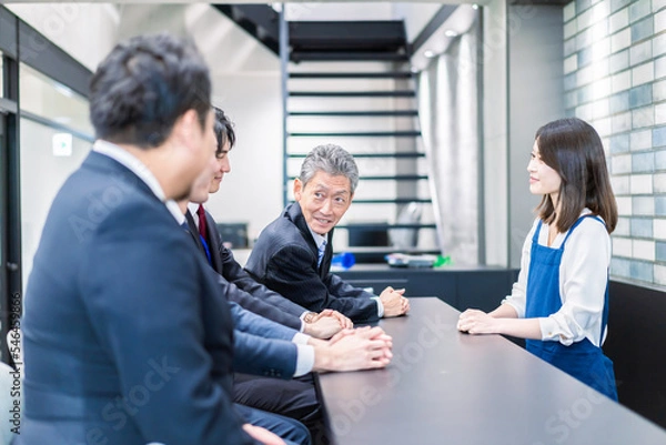 Fototapeta オフィスのカフェテリアで話をするビジネスマン