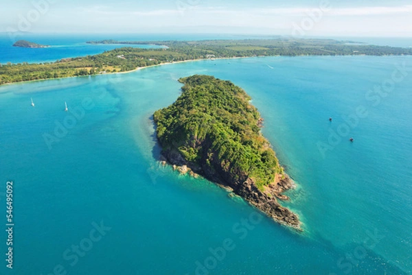 Fototapeta 透明度抜群のビーチを上空から眺める　タイ・マーク島
