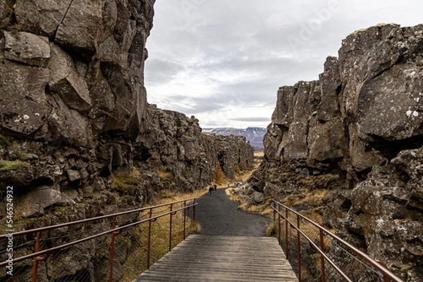 Fototapeta Path through Thingvellir in Iceland