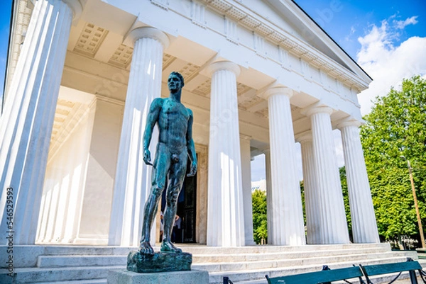 Fototapeta Statue of a naked man in VOLKSGARTEN in Vienna, Austria