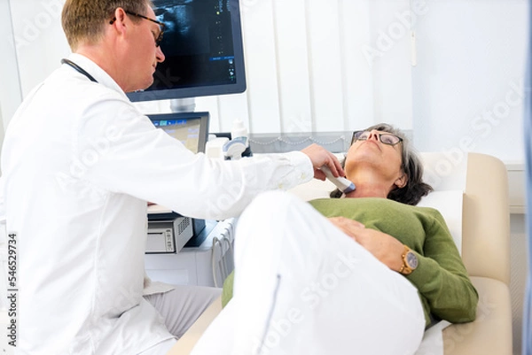 Fototapeta Arzt führt bei einer Frau eine Ultraschalluntersuchung durch