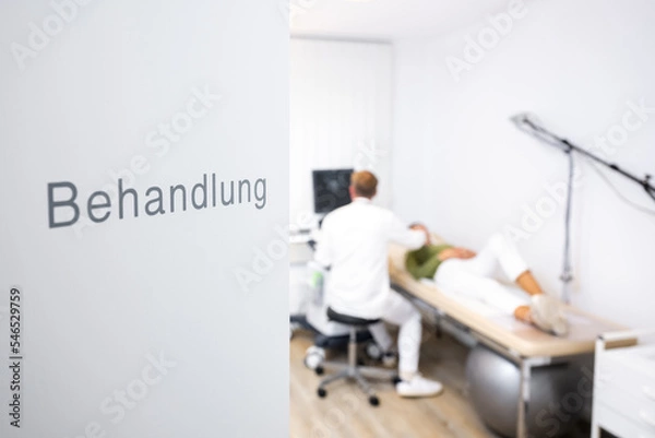 Fototapeta Arzt führt bei einer Frau eine Ultraschalluntersuchung durch