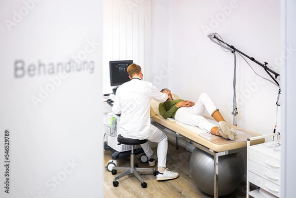 Fototapeta Arzt führt bei einer Frau eine Ultraschalluntersuchung durch