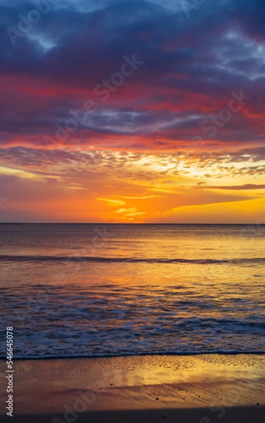Fototapeta Magic of nature. Creating beautiful colors and patterns. Gorgeous sunrise at Trincomalee, Sri Lanka.