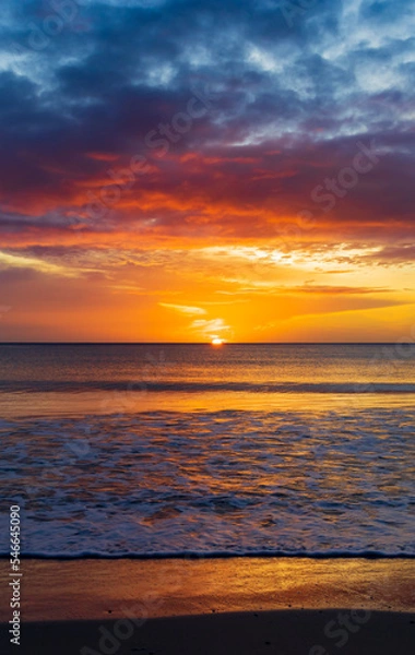 Fototapeta Magic of nature. Creating beautiful colors and patterns. Gorgeous sunrise at Trincomalee, Sri Lanka.