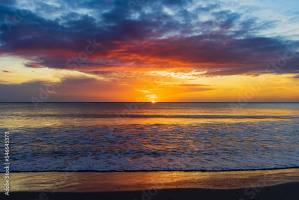 Fototapeta Magic of nature. Creating beautiful colors and patterns. Gorgeous sunrise at Trincomalee, Sri Lanka.