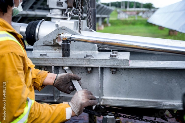 Obraz Systems that drive solar panels to spin with sunlight have problems. therefore need to be repaired in order to return to normal use This step is to tighten the nut to the specified torque value