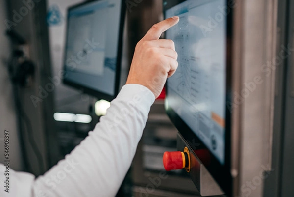 Obraz Arbeiter bedient eine Maschine