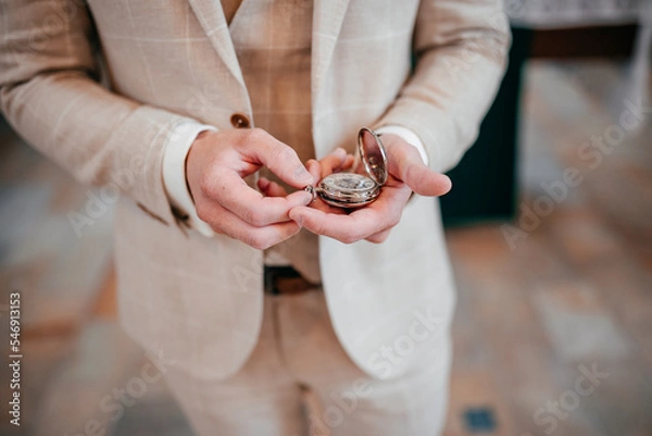 Obraz Ein Mann schaut auf eine Taschenuhr