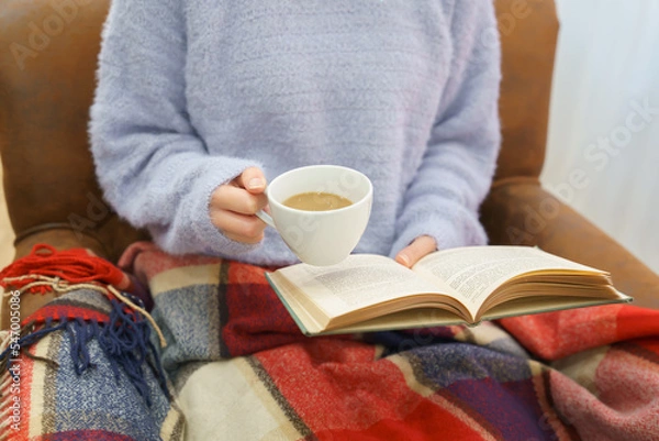 Fototapeta ホットドリンクと読書