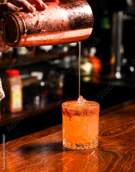 Obraz verter vodka en el vaso