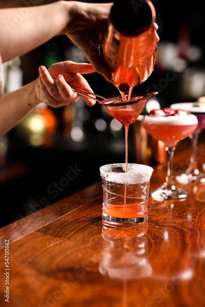 Obraz bartender pouring cocktail