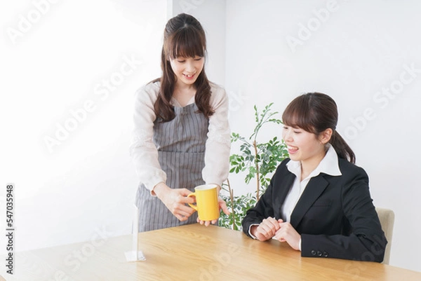 Fototapeta カフェで働く女性