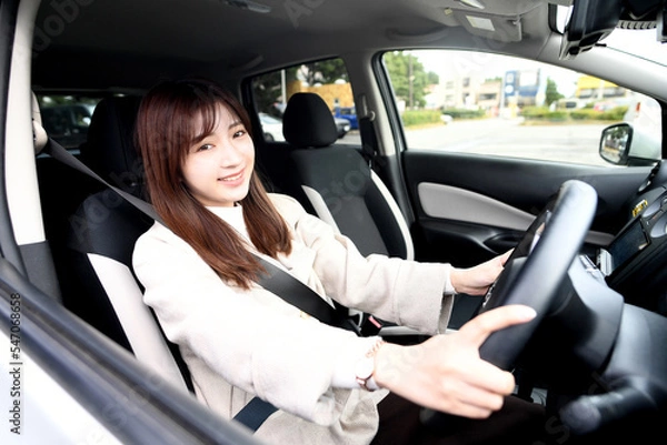 Fototapeta 笑顔で運転をする若いアジア人女性