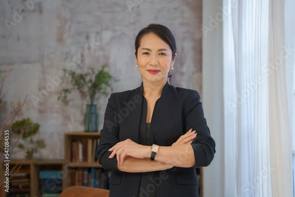 Obraz ポージングする女性経営者のポートレイト