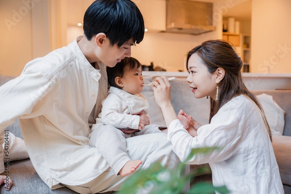 Fototapeta 離乳食を食べる赤ちゃん