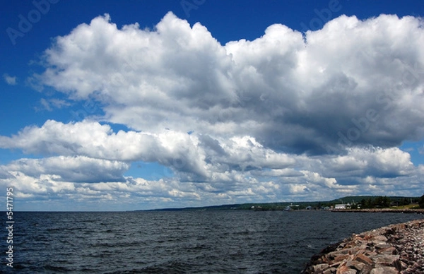 Fototapeta chmury nad jeziorem.