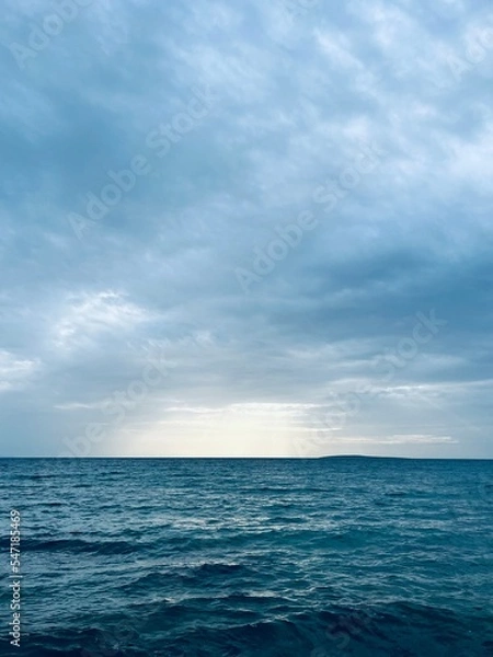 Fototapeta dark cloudy sky at the sea, cloudy sea horizon