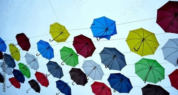Fototapeta viele, bunte , aufgespannte schirme am himmel, querformat, header banner