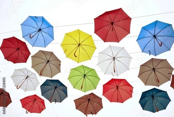 Fototapeta bunte , geöffnete regenschirme am himmel hängend, header banner