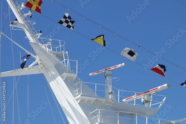 Obraz 青空に映える大型客船の信号旗