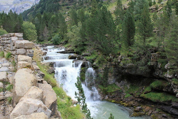 Fototapeta Nice day excursion with waterfalls and mountains in the Ordesa y Monteperdido National Park in Aragon