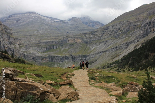 Obraz Nice day excursion with waterfalls and mountains in the Ordesa y Monteperdido National Park in Aragon