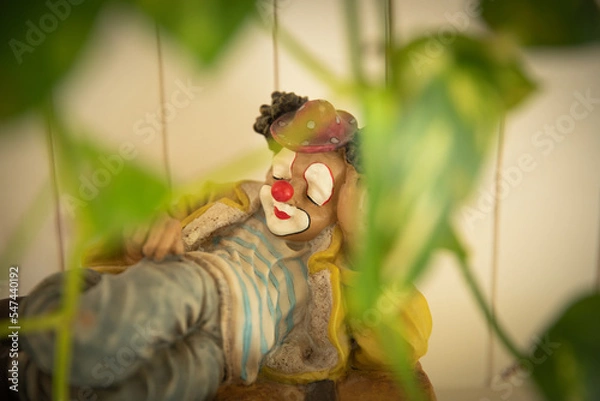 Obraz 寝ているピエロの人形