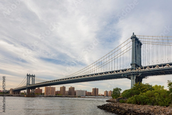 Fototapeta Sunset afterglow of the Manhattan Bridge and New York City skyline