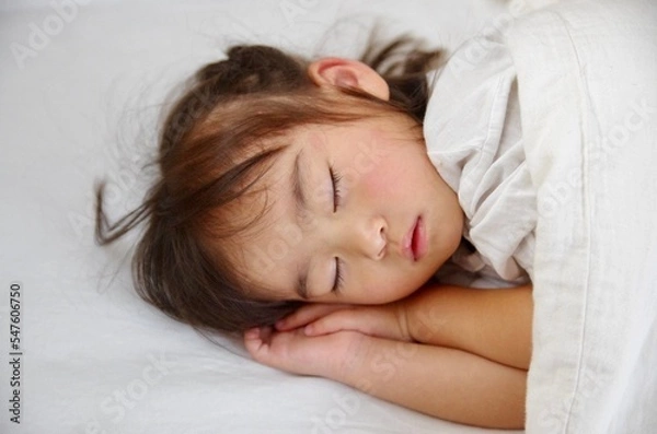Fototapeta 昼寝する女の子の寝顔