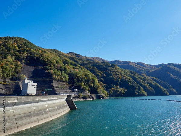 Obraz 秋、紅葉が始まった奈川渡ダム・梓湖