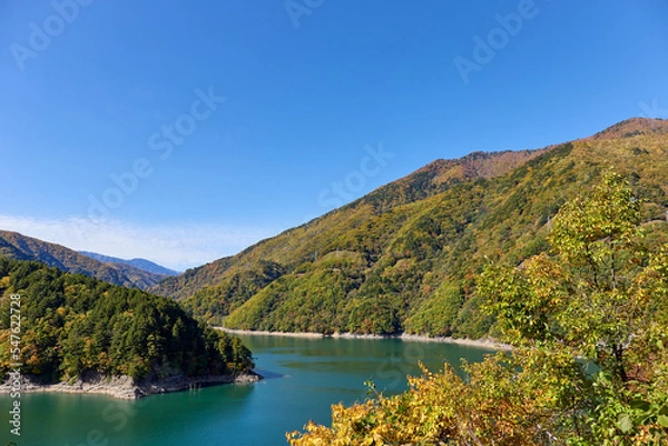 Obraz 秋、紅葉が始まった奈川渡ダム・梓湖