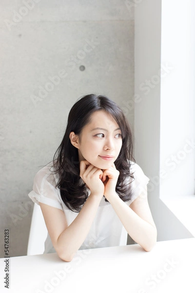 Fototapeta 考え事をする女性