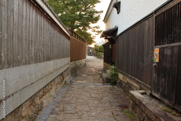 Fototapeta 夕暮れの観光地の裏路地