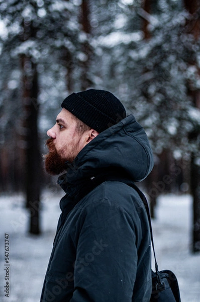 Obraz man in winter forest