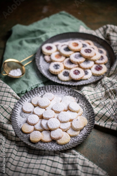 Obraz Weihnachten Plätzchen backen, Weihnachtsbäckerei, Mock Up, Stilleben, fertige Kekse für das Weihnachtsfest und Advent