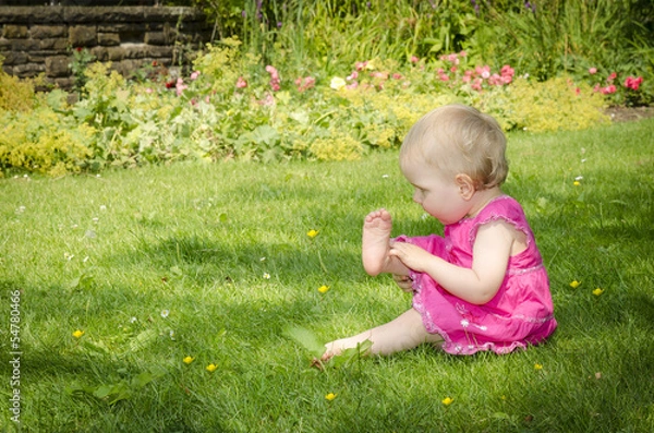 Obraz Kleines Mädchen entdeckt ihren Fuß