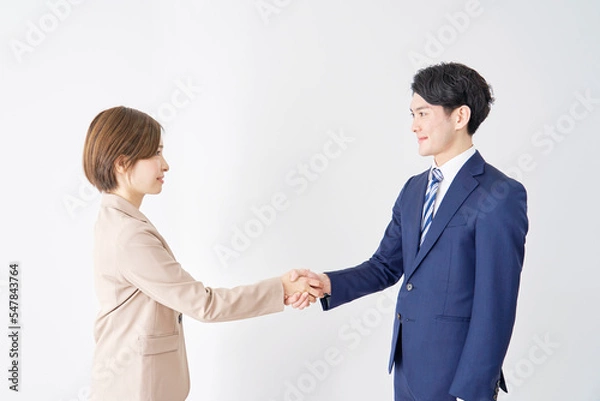 Fototapeta 握手するビジネスウーマンとビジネスマン　白背景