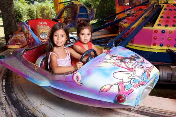 Obraz enfant dans manège à la fête foraine