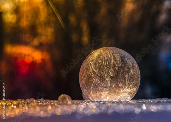 Obraz Eiskugel in rotem Licht