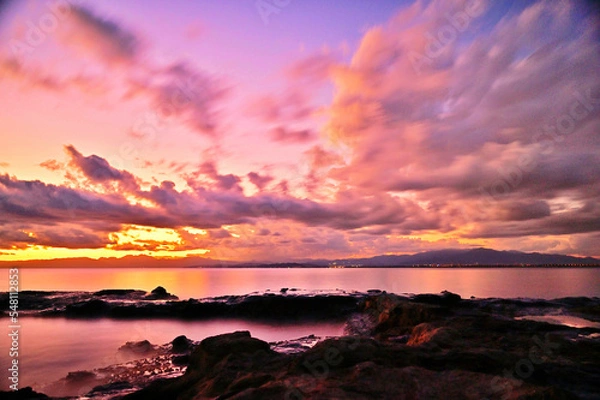 Obraz 江の島の岩場から日没の湘南海岸を望む