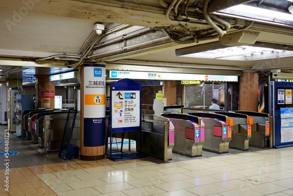 Fototapeta 地下鉄銀座線三越前駅の改札口（ワイド）