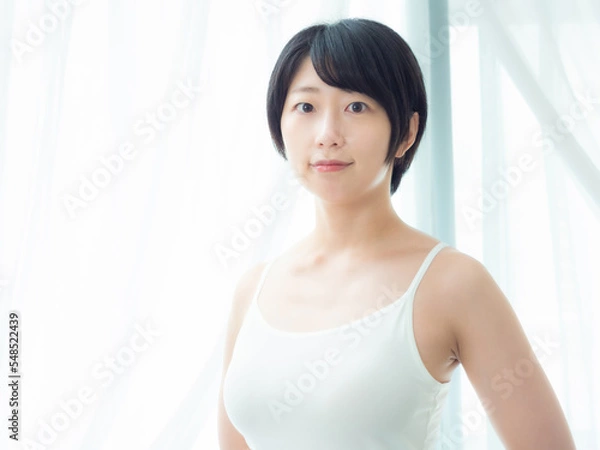 Fototapeta 朝の光の中の女性