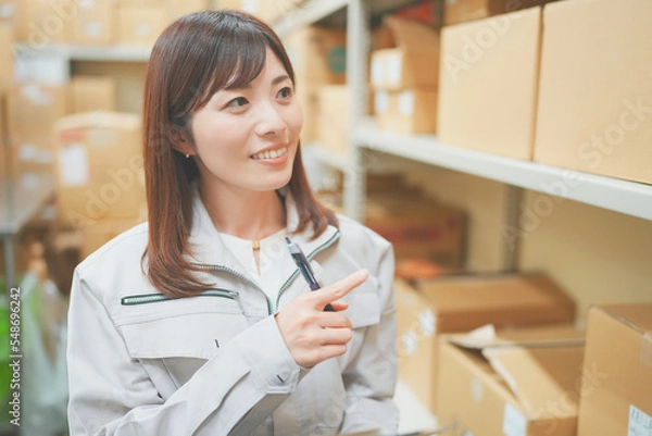 Obraz 倉庫で働く女性