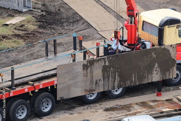 Obraz ビル建設現場の路面補強鉄板の回収作業
