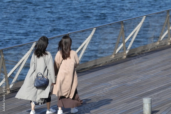 Fototapeta 横浜港の大さん橋を歩く二人の若い女性