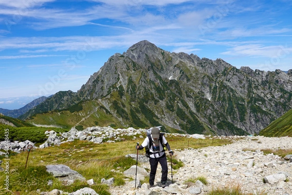 Fototapeta 剱岳バックに歩く女性
