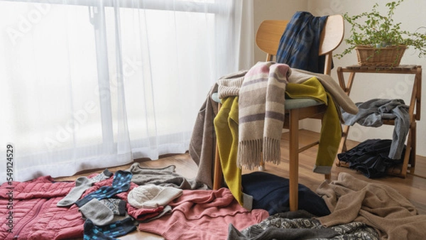 Fototapeta 部屋中に散らばる服｜沢山の冬物の服