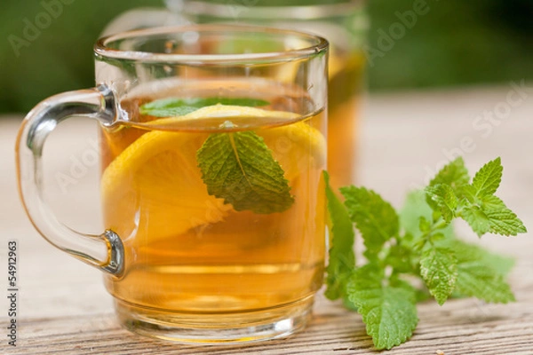 Fototapeta frischer aromatischer schwarzer tee mit zitrone und minze