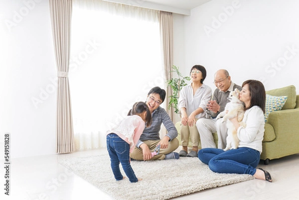 Fototapeta お遊戯をする子供と仲良しの家族